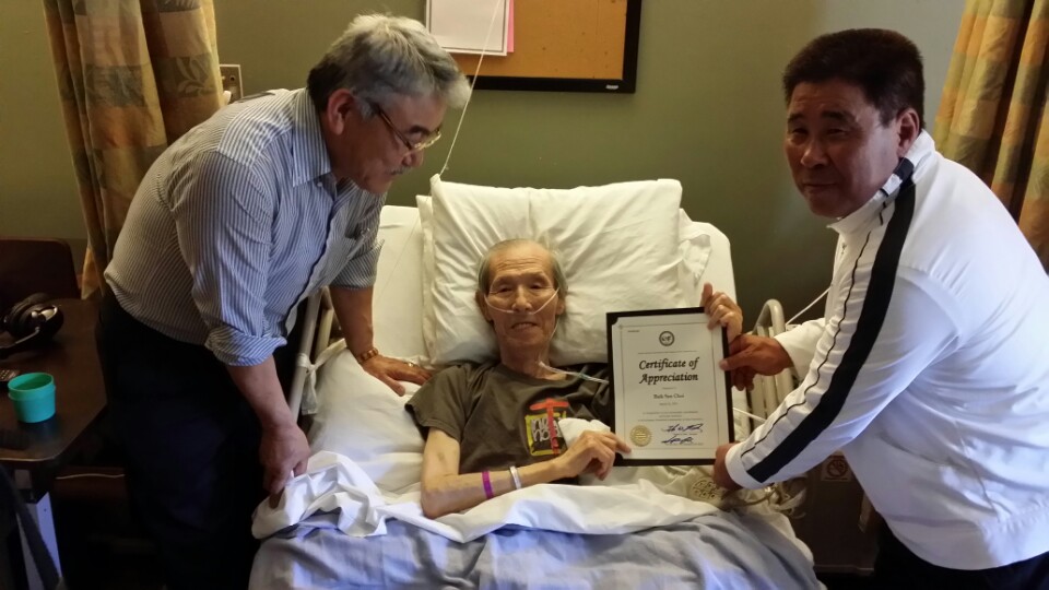 Writer Choi Baek-san receives a certificate of appreciation from the Korean American Association of San Francisco. (Photo courtesy Korean American Association of San Francisco)