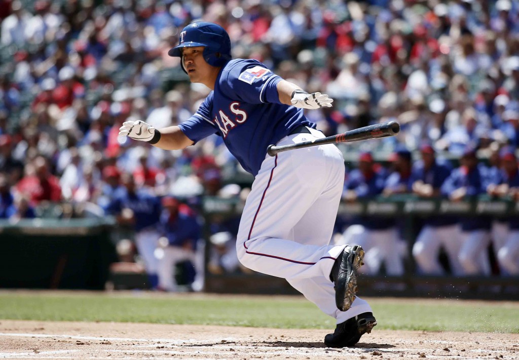 Texas Rangers' Shin-Soo Choo, of South Korea, reaches first after safely bunting down the third base line off a pitch from New York Mets' Dillon Gee in the first inning of an exhibition baseball game, Saturday April 4, 2015, in Arlington, Texas. (AP Photo/Tony Gutierrez)