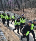 Police search a northern Seoul neighborhood on April 9, 2015, for a businessman who disappeared after facing allegations that he embezzled under former President Lee Myung-bak's energy diplomacy initiative. (Yonhap)