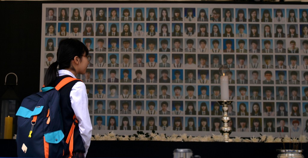 A student observes a one-year anniversary memorial for Danwon High School students killed in the Sewol tragedy. (Newsis)