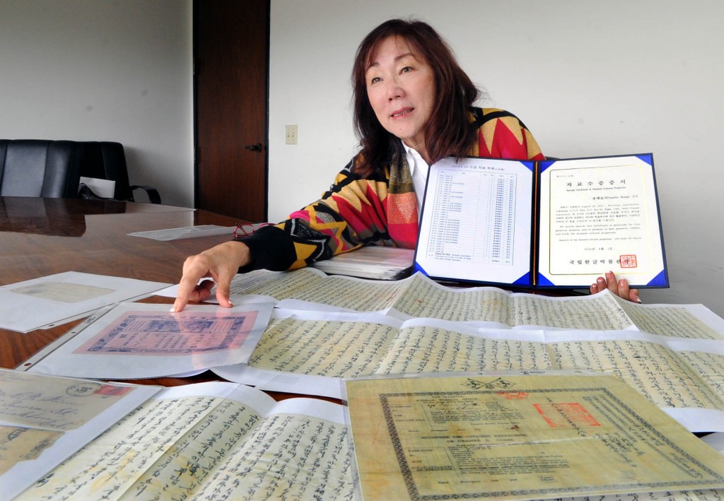 Leslie Song, daughter of late Korean American politician Alfred H. Song, explains the collection of letters she donated to Korea's National Hangeul Museum. (Park Sang-hyuk/Korea Times)