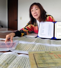 Leslie Song, daughter of late Korean American politician Alfred H. Song, explains the collection of letters she donated to Korea's National Hangeul Museum. (Park Sang-hyuk/Korea Times)