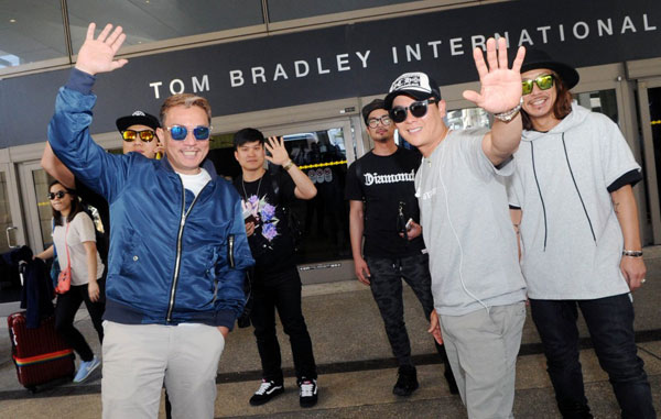 Korean band Cool (Kim Sung-soo, left, Lee Jae-hoon, right) arrives Wednesday at LAX for the 13th Korea Times Music Festival, to be held May 2. (Park Sang-hyuk/Korea Times)