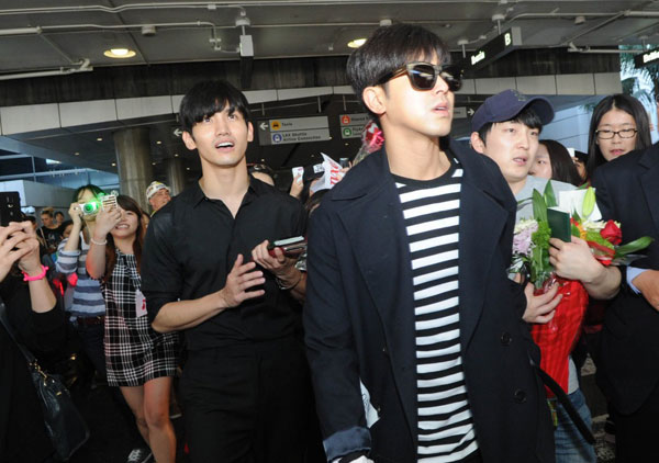 TVXQ is greeted by fans at Los Angeles International Airport Thursday as they arrive for the 13th Korea Times Music Festival. (Park Sang-hyuk/Korea Times)