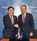 Finance Minister Choi Kyung-whan (L) and World Bank chief Jim Yong Kim poses for photo after signing an MOU outlining South Korea's support for infrastructure building in the developing world in Washington on April 15, 2015. (NEWSis)