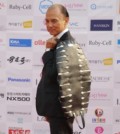 Fashion designer Jimmy Choo holds a bag designed by his chief designer Illiza Ho at the photo zone of 2015 Asia Model Festival, Seoul, Thursday. (Korea Times photo by Kim Jae-heun)