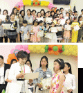 Top: Participants of WAKS Korean-language contests Saturday / Bottom: WAKS President Han Yeon-sung hands a certificate and trophy to speaking contest winner Choo Min-seo.