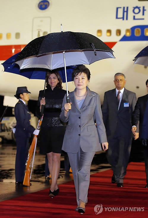 South Korean President Park Geun-hye (front) arrives at El Dorado airport in Bogota, Colombia, on April 16, 2015, on her first leg of her South America tour that will also take her to Peru, Chile and Brazil. (Yonhap)