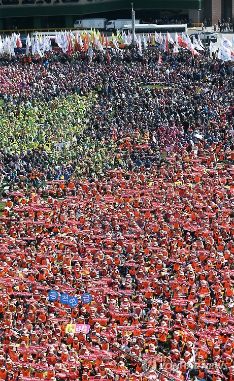 Members of the Korean Federation of Trade Unions, an umbrella union, attend a rally at a plaza in front of Seoul City Hall on April 24, 2015. (Yonhap)