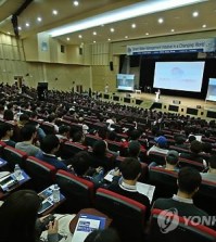 Participants listen to a presentation by the state-run Korea Water Resources Corp., introducing its smart water management system at the 7th World Water Forum in Daegu, South Korea, on April 16, 2015. (Yonhap)
