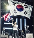This photo, taken on May 4, 2015 from the Twitter account of former Beatle Paul McCartney, shows him waving the South Korean national flag "Taegeukgi" during a concert at Jamsil Stadium in Seoul on May 2. (Yonhap)