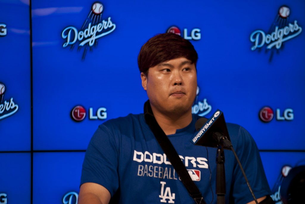 Los Angeles Dodgers starting pitcher Ryu Hyun-jin speaks to reporters at Dodger Stadium on Friday, May 22, 2015. Ryu underwent surgery on Thursday and wore a sling during the press conference. (Brian Han/Korea Times)