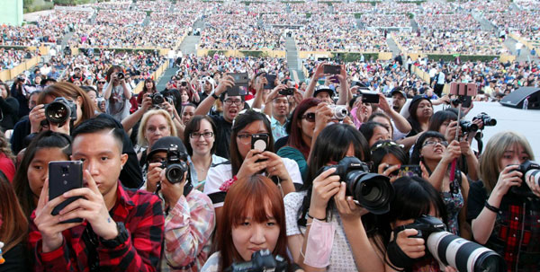 Thousands came out to enjoy the 13th Korea Times Music Festival Saturday at the Hollywood Bowl. (Korea Times)