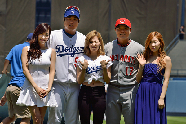 In 2013, Girls' Generation members Tiffany (from left), Sunny and Taeyeon joined Ryu Hyun-jun and Choo Shin-soo in celebration of "Korea Day" at Dodger Stadium. (Korea Times file)