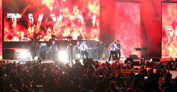 TVXQ performs at the Hollywood Bowl Saturday for the Korea Times Music Festival. (Korea Times)