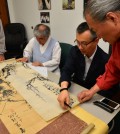 KBS's "Jinpum Myungpum" appraiser Kim Sun-won, middle left, and antiques research center leader Joo Seung-jin, middle right, look at items brought to the Korea Times Los Angeles in last year's event on June 18, 2014. (Korea Times file)