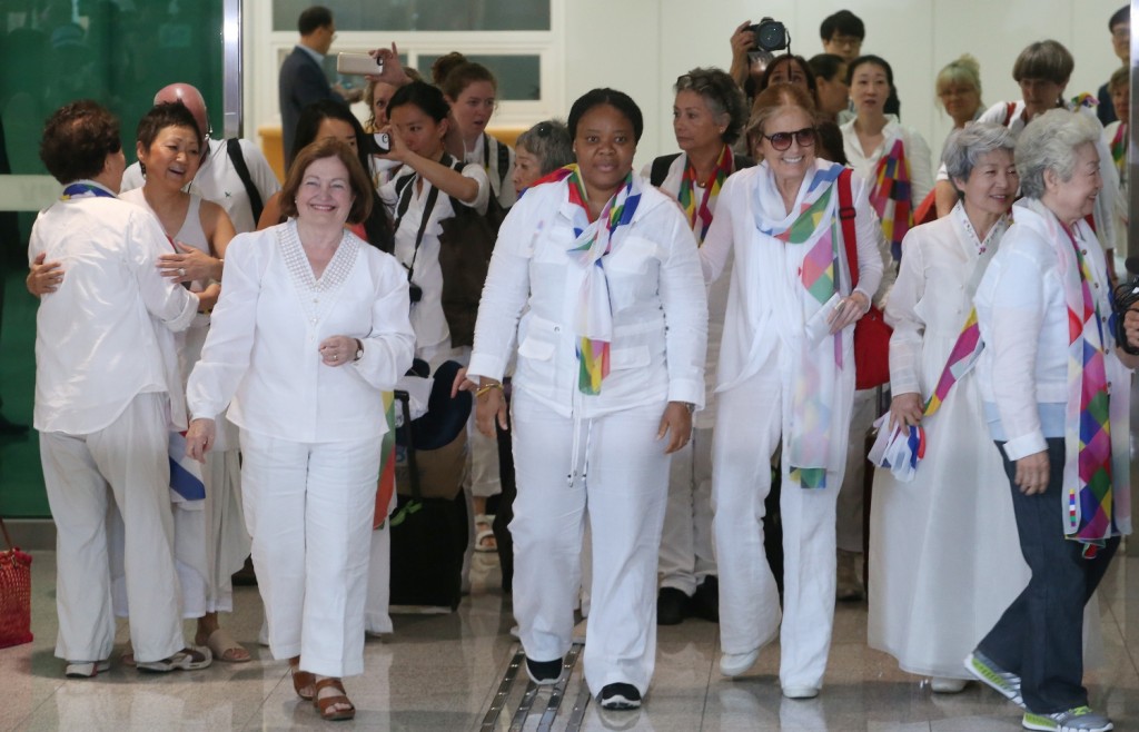 International women activists including Gloria Steinem and two Nobel Peace laureates on Sunday return to South Korean side after being allowed to cross the demarcation line on bus. (Yonhap)