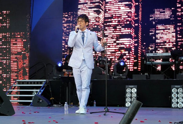 South Korean singer Han Hee-jun emceed and sang at the 2015 Korea Times Music Festival at the Hollywood Bowl on May 2, 2015. (Korea Times)
