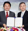 LG President Ha Hyeon-hoi, right, poses with Jeju Special Self-Governing Province Governor Won Hee-ryong after LG agreed with the nation's southern resort island to jointly develop future energy projects. The signing was held in a main office in Jeju, Tuesday. (Courtesy of LG)