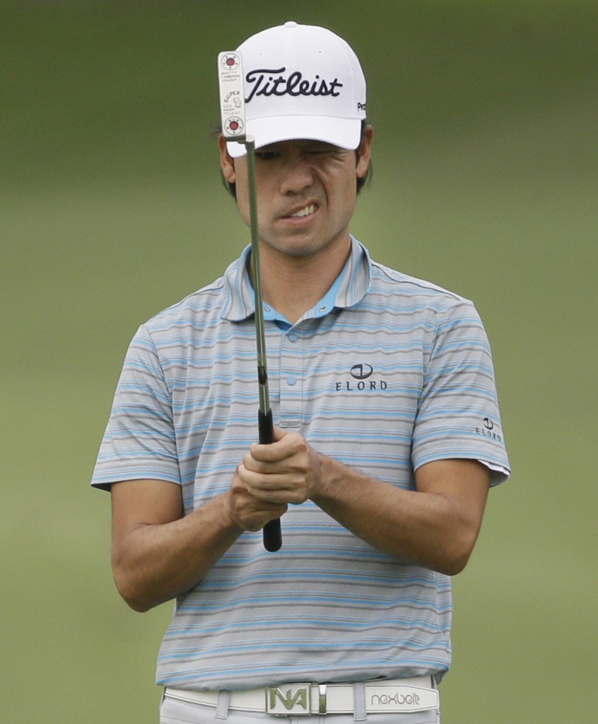 Kevin Na lines up a putt on the 18th hole during the third round of the Colonial golf tournament, Saturday, May 23, 2015, in Fort Worth, Texas. Na is in leading the tournament at 11 under. (AP Photo/LM Otero)