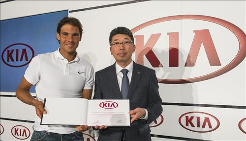 Fourteen-time Grand Slam champion Rafael Nadal (L) stands next to the head of Kia Motor Corp.'s Spain office, Kim Kyeong-hyun, after signing a renewal of the carmaker's sponsorship deal with the tennis player on April 30, 2015. (Photo courtesy of Kia Motors Corp.)