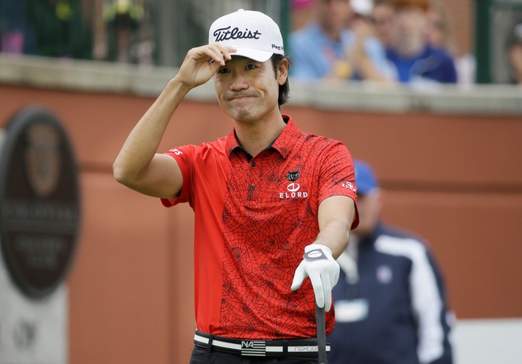 Kevin Na acknowledges the gallery before his tee shot on the first hole during the final round of the Colonial golf tournament, Sunday, May 24, 2015, in Fort Worth, Texas. (AP Photo/LM Otero)