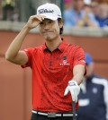 Kevin Na acknowledges the gallery before his tee shot on the first hole during the final round of the Colonial golf tournament, Sunday, May 24, 2015, in Fort Worth, Texas. (AP Photo/LM Otero)