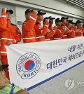 Members of South Korea's Disaster Response Team raise their fists in a show of solidarity at Incheon airport, west of Seoul, on May 1, 2015, before heading to Nepal to conduct relief and search and rescue operations in the earthquake-stricken country. (Yonhap)