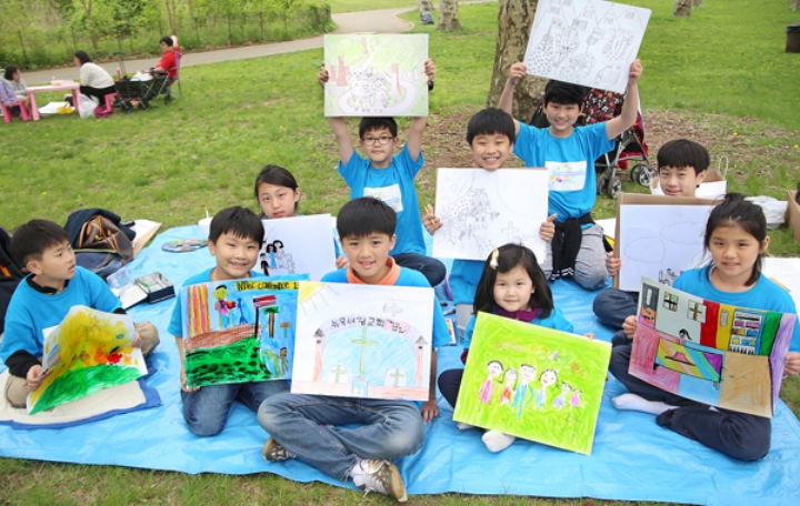 Students from Goshen Korean language school came out to participate in the childen’s art contest Saturday. (Korea Times)