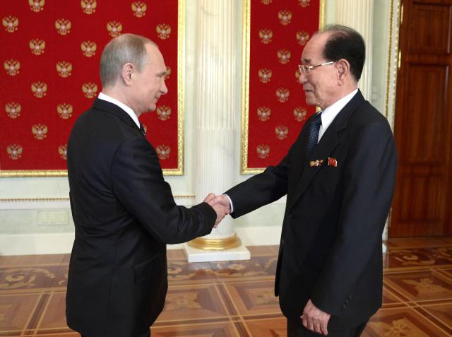 Russian President Vladimir Putin (L) and North Korean Chairman of the Presidium of the Supreme People's Assembly Kim Yong-nam shake hands at their meeting in the Kremlin in Moscow, Russia, on May 9, 2015. (Yonhap file photo)