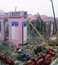 Rescue workers, using cranes, continue a rescue operation Friday, June 30, 1995 following the collapse of Seoul's Sampoong Department Store. The death toll stood at 113 in the disaster which officials blamed on shoddy construction. (AP Photo/Yun Jai-hyoung)