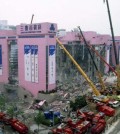 Rescue workers, using cranes, continue a rescue operation Friday, June 30, 1995 following the collapse of Seoul's Sampoong Department Store. The death toll stood at 113 in the disaster which officials blamed on shoddy construction. (AP Photo/Yun Jai-hyoung)