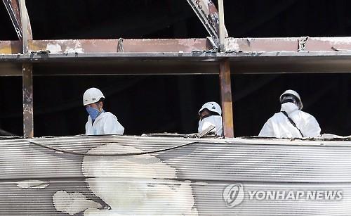 Forensic officials are conducting an examination on May 26, 2015 at the site of the fire, which broke out at a facility owned by Cheil Industries Inc. on May 25, located in Gimpo, west of Seoul. (Yonhap)