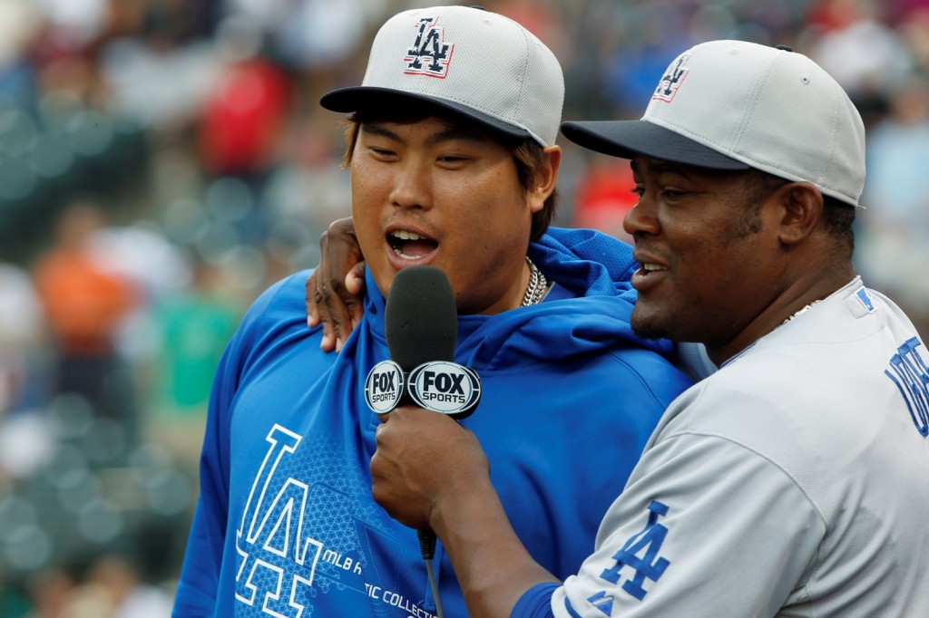 Juan Uribe, widely known as Ryu Hyun-jin's best friend on the Dodgers, has been traded to the Atlanta Braves. (AP file)