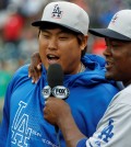 Juan Uribe, widely known as Ryu Hyun-jin's best friend on the Dodgers, has been traded to the Atlanta Braves. (AP file)