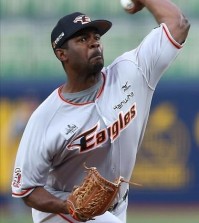 Shane Youman of the Hanwha Eagles in the Korea Baseball Organization is seen in a gray undershirt in this photo taken on June 11, 2015, during a game against the Samsung Lions in Daegu. Youman was fined 200,000 won (US$180) for not donning a black undershirt as stipulated in the dress code. (Yonhap)