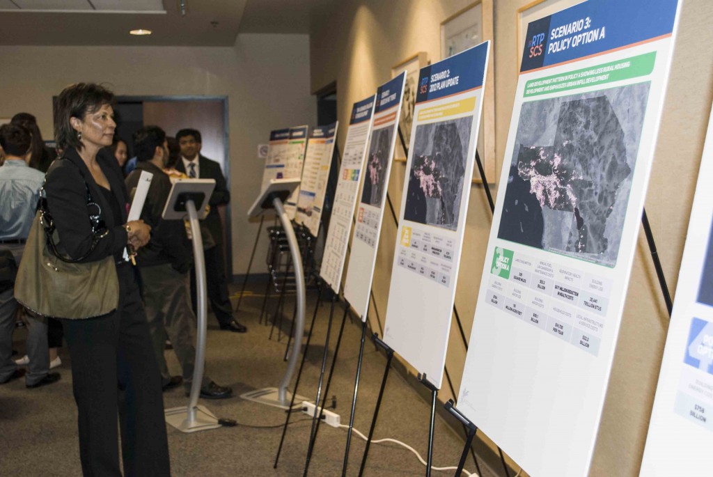 A local resident observes Los Angeles County demographic data analysis provided by the Southern California Association of Governments (SCAG) in Culver City, Calif. (Brian Han/Korea Times)