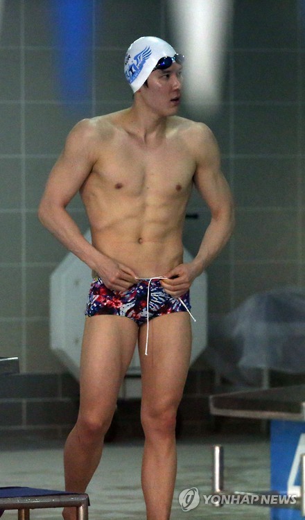 Park Tae-hwan, the 2008 Olympic gold medalist in the men's 400-meter freestyle, enters the Olympic Swimming Pool in Seoul on June 1, 2015, as he resumes training on a doping suspension. In March 2015, he received an 18-month ban from FINA, the international swimming governing body, after testing positive for testosterone the previous fall. (Yonhap)