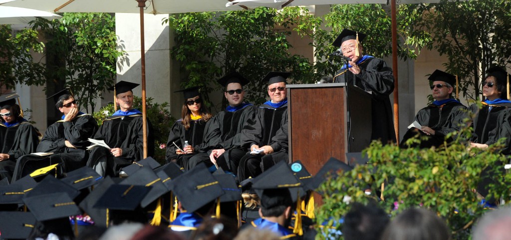 Dr. Hong Myung-ki gives the commencement address to UCLA chemistry and biochemistry graduates Saturday. (Park Sang-hyuk/Korea Times)