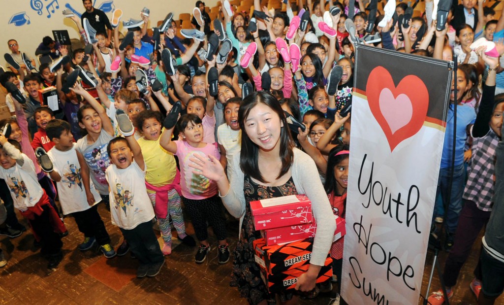 Founder and CEO of Youth Hope Summit celebrates with Hobart Boulevard Elementary School students on June 3, 2015 after a charitable shoe give away for low-income families. (Korea Times)