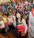 Founder and CEO of Youth Hope Summit celebrates with Hobart Boulevard Elementary School students on June 3, 2015 after a charitable shoe give away for low-income families. (Korea Times)