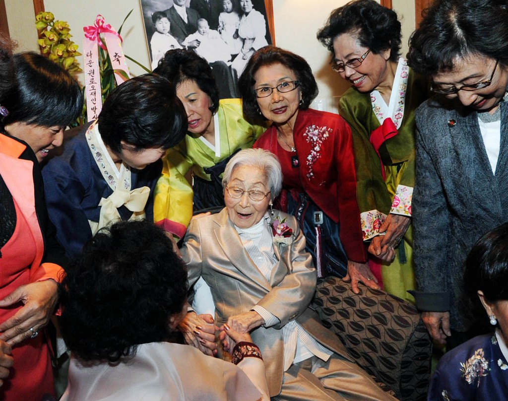 Susan Ahn Cuddy celebrates her 99th birthday with the 3.1 Women's Association last year. (Park Sang-hyuk/Korea Times)