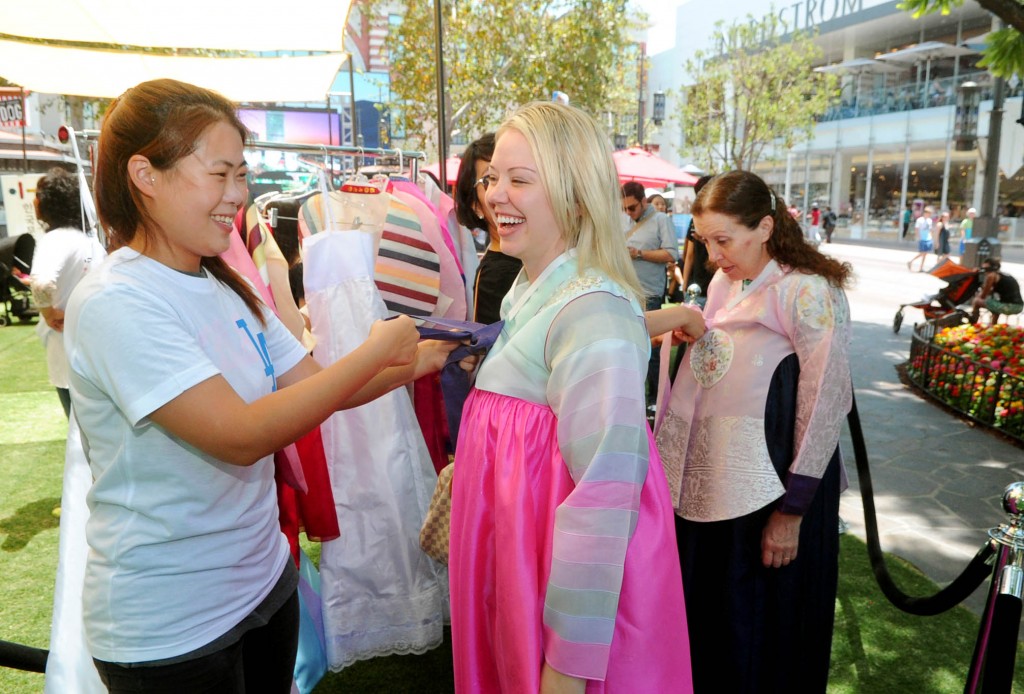 The Grove and Korean Cultural Center Los Angeles hosted a Korean cultural day Friday. (Park Sang-hyuk/Korea Times)
