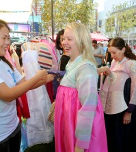 The Grove and Korean Cultural Center Los Angeles hosted a Korean cultural day Friday. (Park Sang-hyuk/Korea Times)