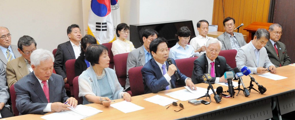 Korean American Federation of Los Angeles President James Ahn, ___, announced the 70th anniversary celebration of Korean independence Monday. (Park Sang-hyuk/Korea Times)