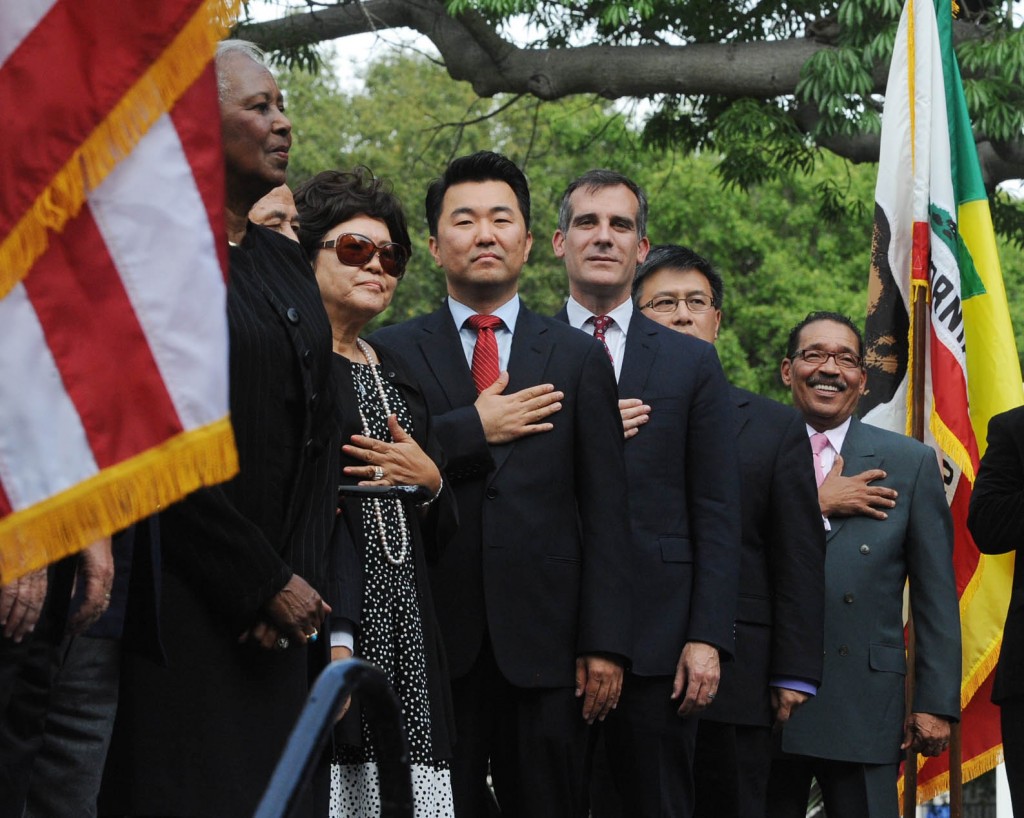 David Ryu held a swearing-in ceremony for City Council Sunday. From left: City Council President Herb Wesson, Treasurer John Chiang, Ryu Jung-won, David Ryu, LA Mayor Eric Garcetti. (Park Sang-hyuk/Korea Times)