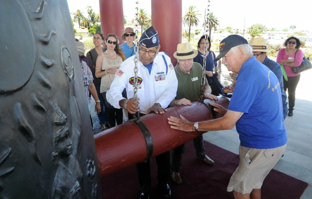 Veterans strike the Korean Bell of Friendship in San Pedro, Calif., for the 65th anniversary of the Korean War Thursday. (Park Sang-hyuk/Korea Times)