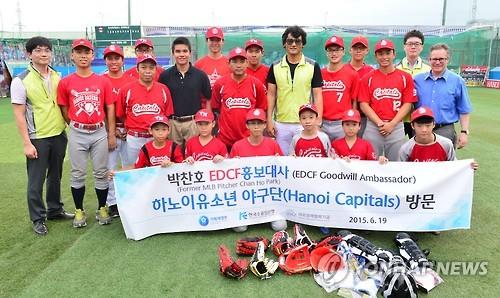 Former Major League Baseball pitcher Park Chan-ho (fourth from left, second row) poses with members of a Vietnamese youth baseball club, Hanoi Capitals, during his visit on June 19, 2015, in this photo provided by the Export-Import Bank of Korea. (Yonhap)