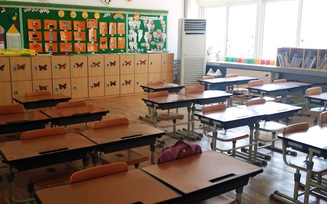 This photo, taken on June 3, 2015, shows a classroom at an elementary school in Yeongdong, North Chungcheong Province, central South Korea, where no students are seen, as more than 500 schools have canceled classes due to increasing cases of the Middle East Respiratory Syndrome (MERS). The health ministry confirmed that five more people have been infected with the potentially deadly virus in the country, bringing the tally to 30 with two confirmed deaths. (Yonhap)