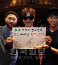 South Korean hip-hop sensation Epik High performed inside Chicago's House of Blues June 4. The group congratulated the Korea Times, the event's media sponsor, on its 44th anniversary. (Korea Times)